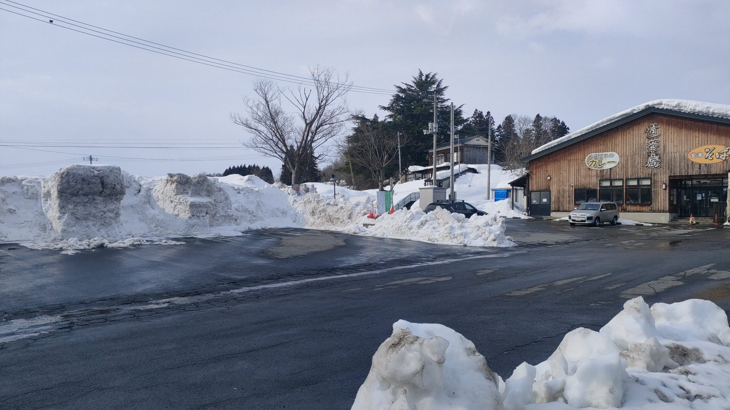大型車エリア。雪山のため狭くなっていました(2月訪問時)。