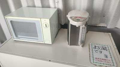 休憩スペースに電子レンジとポットがあるため、スーパーなどで購入した総菜を温めることもできそうです。