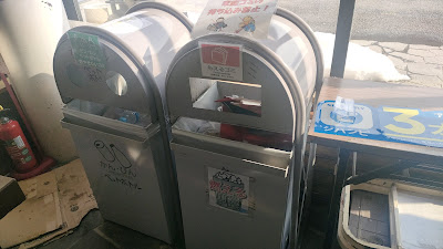 休憩スペースのゴミ箱（燃えるゴミ用あり）