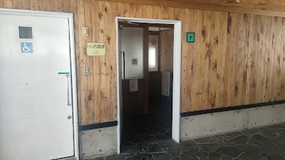 男子トイレ入り口。冬だからか扉は開けっ放し。
