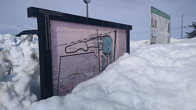 雪に埋まった案内図
