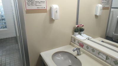 南側（食堂付近）トイレの洗面台。カベに石けんあり。お湯は出ませんでした。