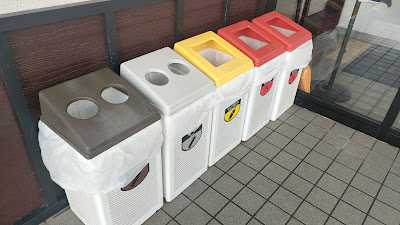 トイレ前のゴミ箱