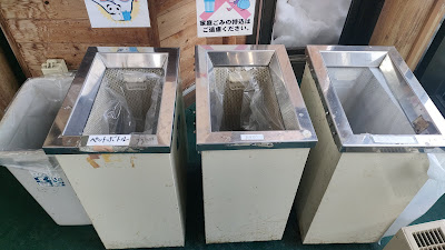 トイレ棟内にゴミ箱あり