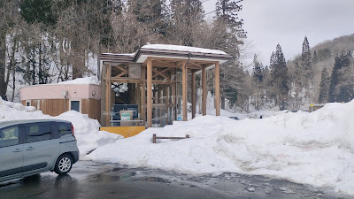 トイレ棟。表にも何台か停められますが、裏がメインの普通車エリアになっています。