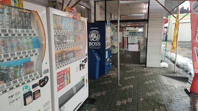 自動販売機横にはリサイクルボックス