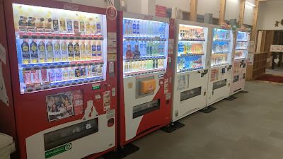 トイレ前の自動販売機。リサイクルボックスあり
