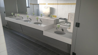 男子トイレ洗面台