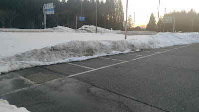 2月の訪問時には雪で一部の駐車枠が埋まっていました