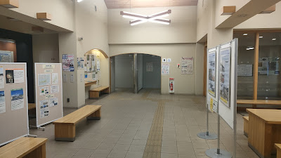 トイレ前に道路情報コーナーと休憩スペースあり