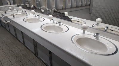 男子トイレの洗面台。お湯が出て数も十分。