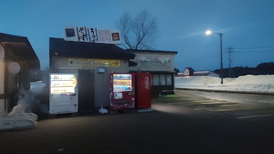 レストランの前(写真の右側)にも駐車スペースがあります。