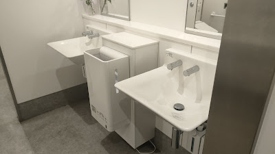 男子トイレの手洗い場。対面にもう1台あるので洗面台は全部で3台です。