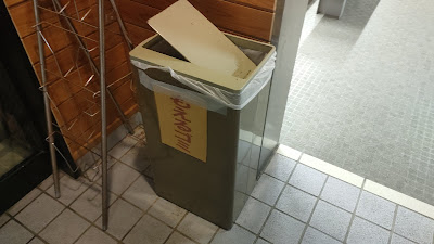 休憩スペースに燃えるゴミ用のゴミ箱