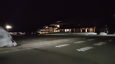 温泉前の駐車エリア（夜間の様子）