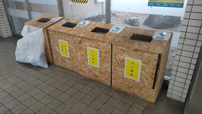 トイレの前にゴミ箱