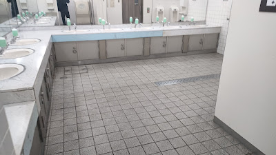 トイレは清潔に保たれている印象を持ちました。写真左側の洗面台はお湯が出ます