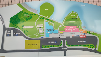 第2の左側(南側)、ガソリンスタンドやコンビニ方面に第3、第4駐車場もありますが未確認。従業員専用との情報もあるので車中泊には向かないかも