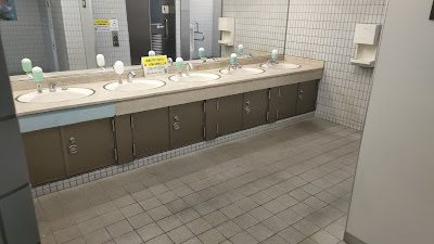 男子トイレ洗面台。お湯が出るのがありがたかったです