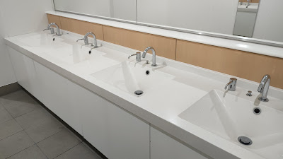 男子トイレ洗面台。キレイでお湯も出ます