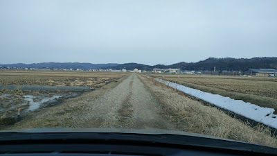 Googleマップのナビを信じた結果、車1台分の幅しかない農道を通るハメに