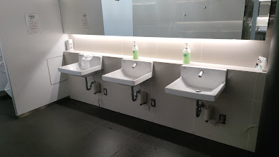 男子トイレの洗面台