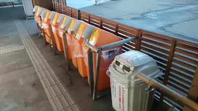 自動販売機前のリサイクルボックス