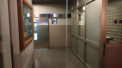 男子トイレ入り口。脇に喫煙所があります
