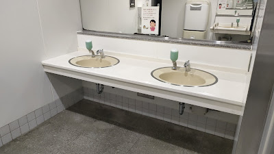 男子トイレの洗面台。お湯は出ません。