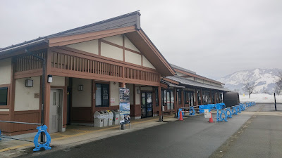 トイレは建物を正面から見て左手にあります。