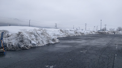 駐車禁止の国道側の駐車スペース。雪山で駐車枠が狭くなっているため、そもそも枠線内に停められないです。