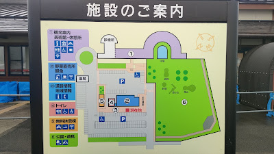 道の駅 南魚沼 施設案内図。道の駅の建物を囲むような形で駐車スペースがあります。（大型車エリアは一番左）