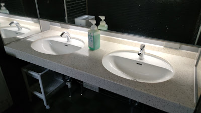 男子トイレの洗面台。2台のみでこじんまりした印象。お湯が出るのがありがたいです。