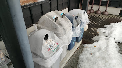 自動販売機の横にあるリサイクルボックス