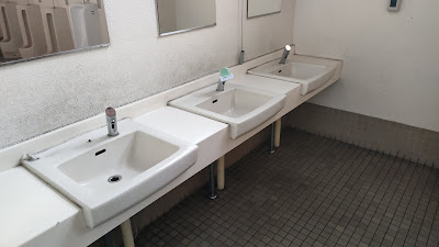 男子トイレ洗面台。お湯なし、石けんなし