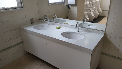 営業時間内のみ利用可能な建物内フードコート近くのトイレ。外の24時間トイレよりキレイで石けんも置いてありました。