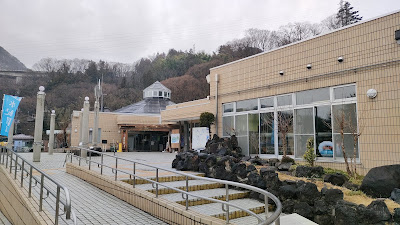 休憩所前の階段とスロープ（下った先にゴミ箱）