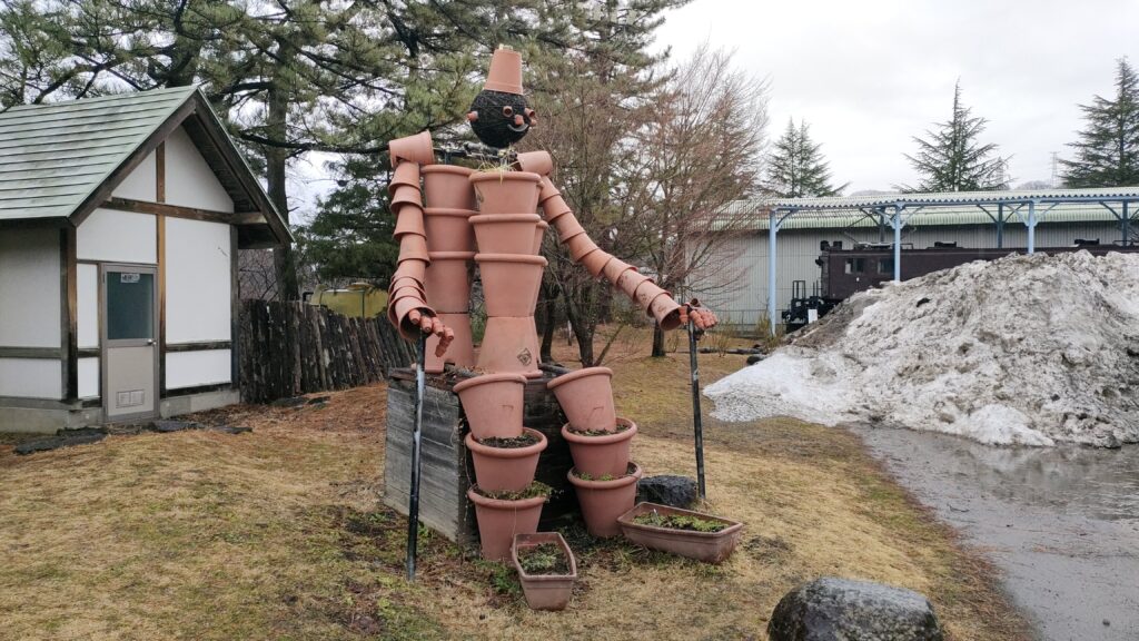 植木鉢で作られたロボットのオブジェ