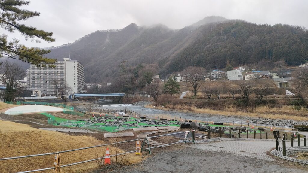 道の駅の隣を流れる利根川沿いにある諏訪峡遊歩道