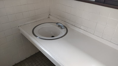 コンパクトでお湯・石けんはなし。公園のトイレという感じですが、キレイで清潔感はありました