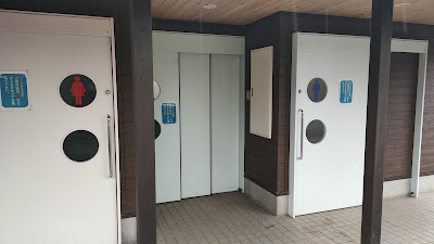バーベキュー棟近くのトイレ。若干こちらのほうがキレイな印象でしたが、設備などはもうひとつのトイレとほぼ同じです