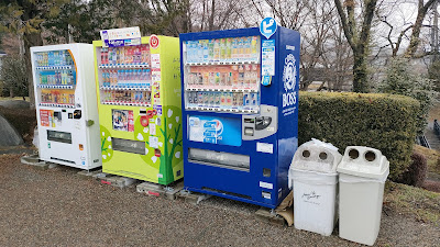 自動販売機の横にもリサイクルボックス