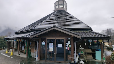 「月夜野はーべすと」建物外観。道の駅っぽさはこの建物のみで、あとは広めの公園といった印象