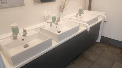 男子トイレ洗面台。お湯・石けんあり
