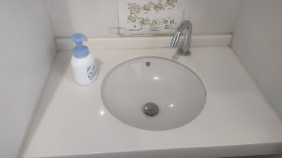 第2駐車場近くのトイレの洗面台。お湯は出ませんがハンドソープあり・清潔感があります。