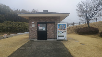 第2駐車場近くの日中のみ利用可能なトイレ（8:30〜16:30）