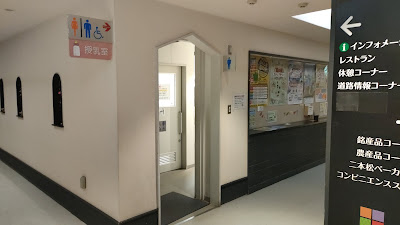 トイレは建物の真ん中付近にあります