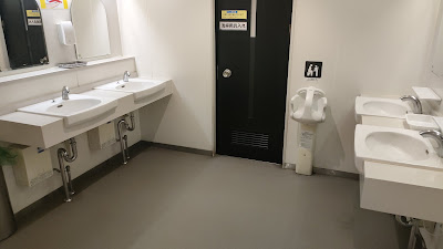 男子トイレ洗面台。清潔感あり、お湯が出る＋泡ハンドソープあり
