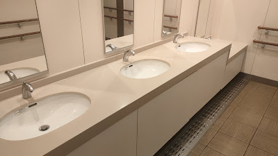男子トイレ洗面台。お湯が出るのはありがたいが、石けんは無いです