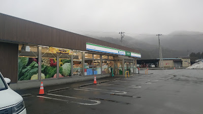 最寄りのファミリーマート。23時閉店なので注意